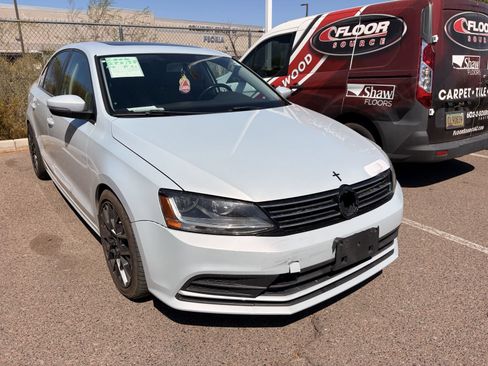 Used 2017 Volkswagen Jetta SE FWD image 3