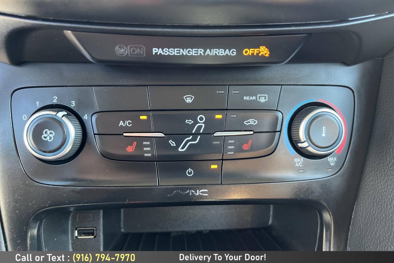 Used 2018 Ford Focus SE w/ Cold Weather Package FWD image 21