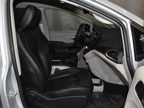 Certified 2024 Chrysler Pacifica Touring-L image 30