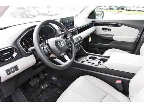 New 2025 Honda Pilot Touring image 14