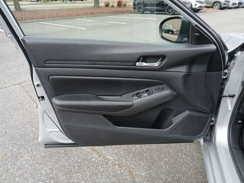 Used 2024 Nissan Altima 2.5 SV image 11