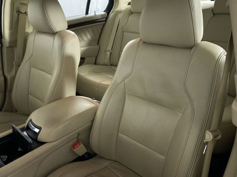 Used 2018 Ford Taurus Limited w/ Driver Assist Package image 11