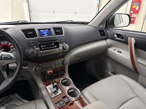 Used 2012 Toyota Highlander Limited w/ Tow Pkg AWD/4WD image 15