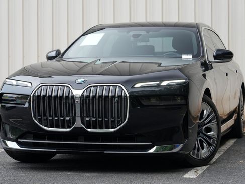 Used 2023 BMW i7 xDrive60 AWD/4WD image 3