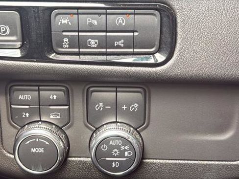 Used 2025 GMC Yukon XL Denali AWD/4WD image 13