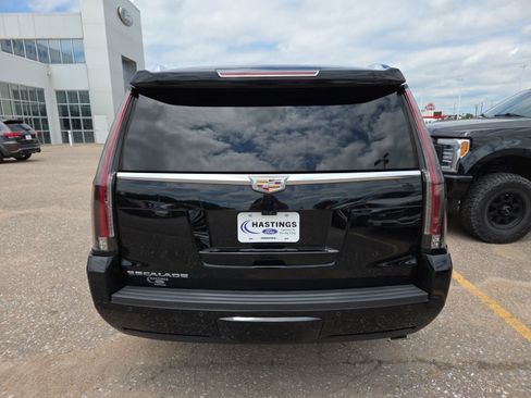 Used 2017 Cadillac Escalade Platinum AWD/4WD image 4