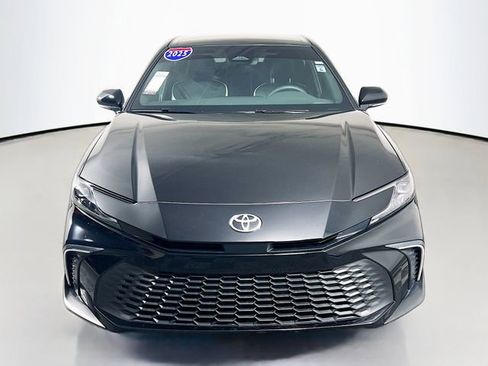 Used 2025 Toyota Camry SE image 2