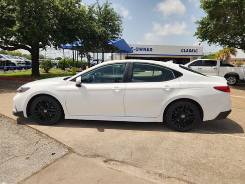 Used 2025 Toyota Camry SE FWD image 4