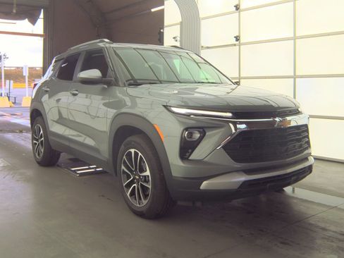 Used 2025 Chevrolet TrailBlazer LT AWD/4WD image 2