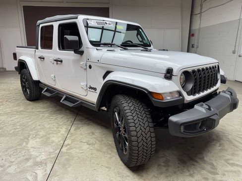 Used 2025 Jeep Gladiator Sport AWD/4WD image 8