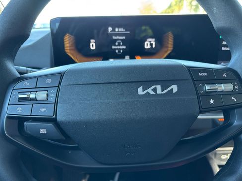 Used 2025 Kia K4 LXS image 29