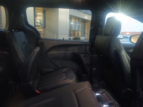 Used 2025 Chrysler Pacifica Select image 14