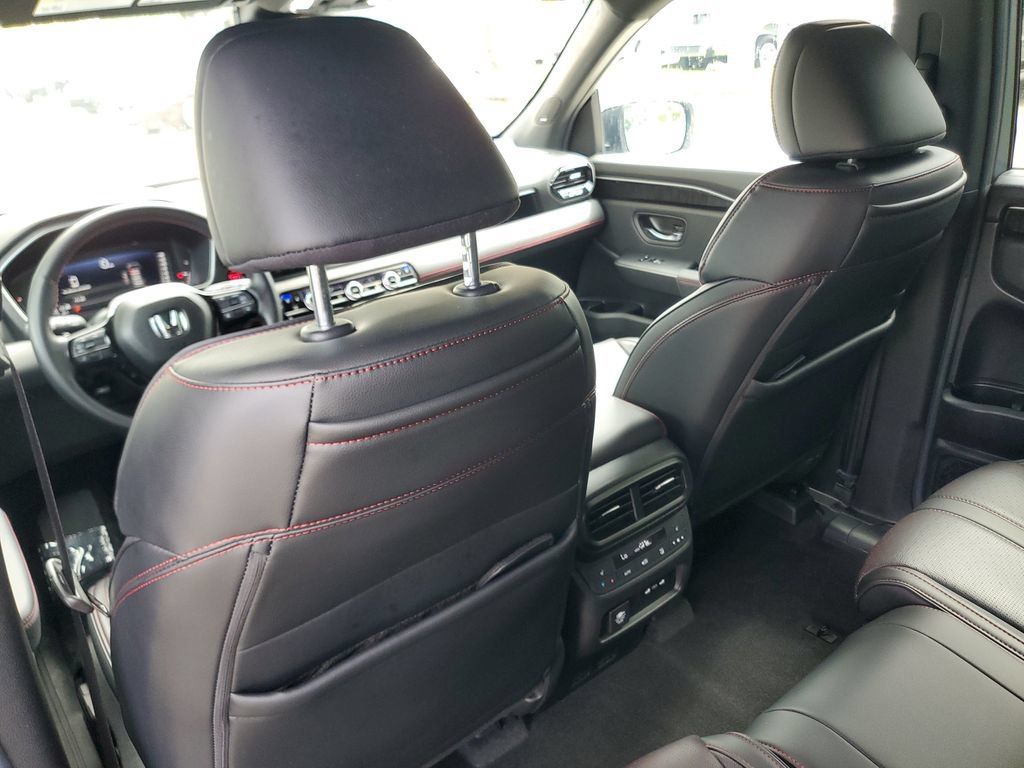 Used 2025 Honda Pilot Black Edition image 11