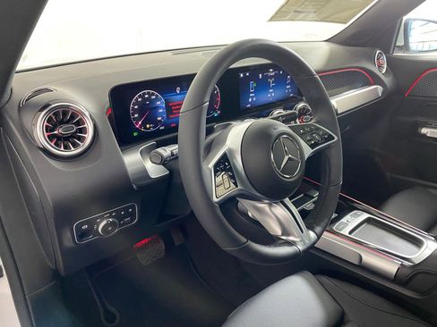 Used 2026 Mercedes-Benz GLB 250 4MATIC image 4
