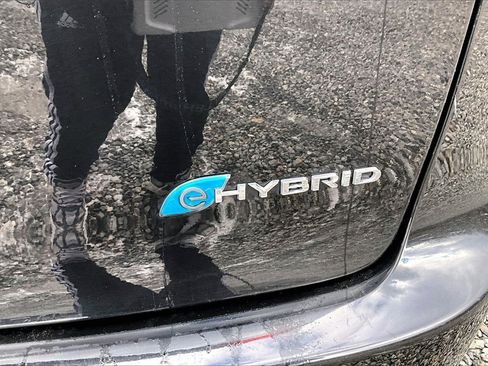 Used 2023 Chrysler Pacifica Touring-L image 8