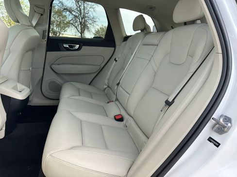 Used 2019 Volvo XC60 T5 Momentum w/ Premium Package image 18