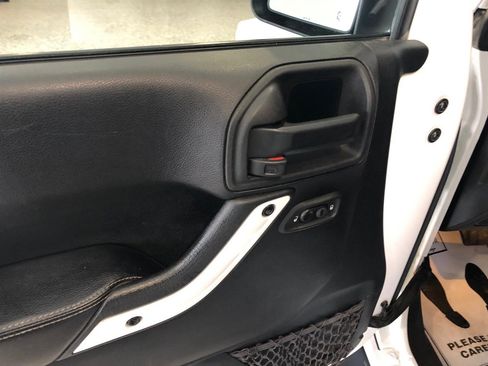 Used 2014 Jeep Wrangler Unlimited Sahara image 6