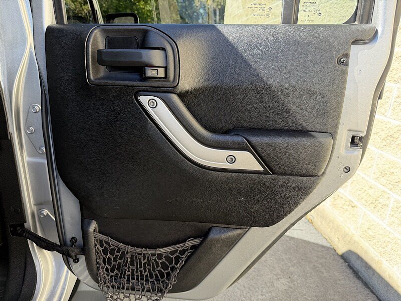Used 2015 Jeep Wrangler Unlimited Rubicon w/ Connectivity Group AWD/4WD image 26