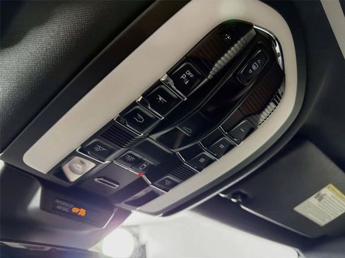 Certified 2024 Porsche Macan AWD/4WD image 25