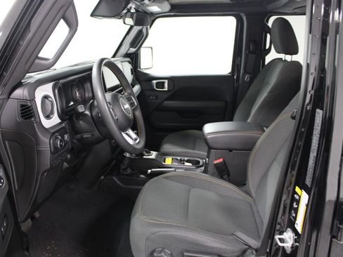 Used 2025 Jeep Wrangler Unlimited Sahara AWD/4WD image 17