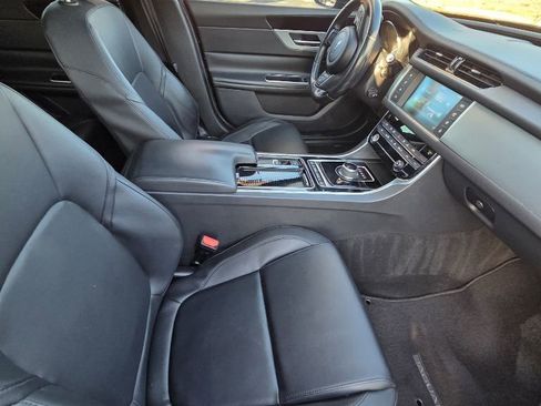 Used 2017 Jaguar XF image 11