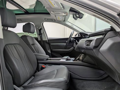 Used 2022 Audi e-tron Premium Plus w/ Premium Plus Package image 28