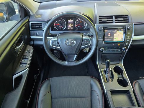 Used 2016 Toyota Camry SE w/ Moonroof Package FWD image 11