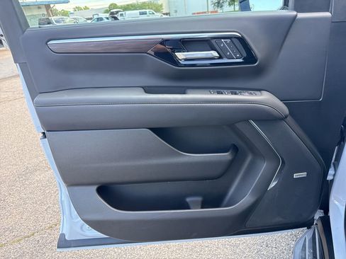 Used 2026 Chevrolet Tahoe Premier AWD/4WD image 28