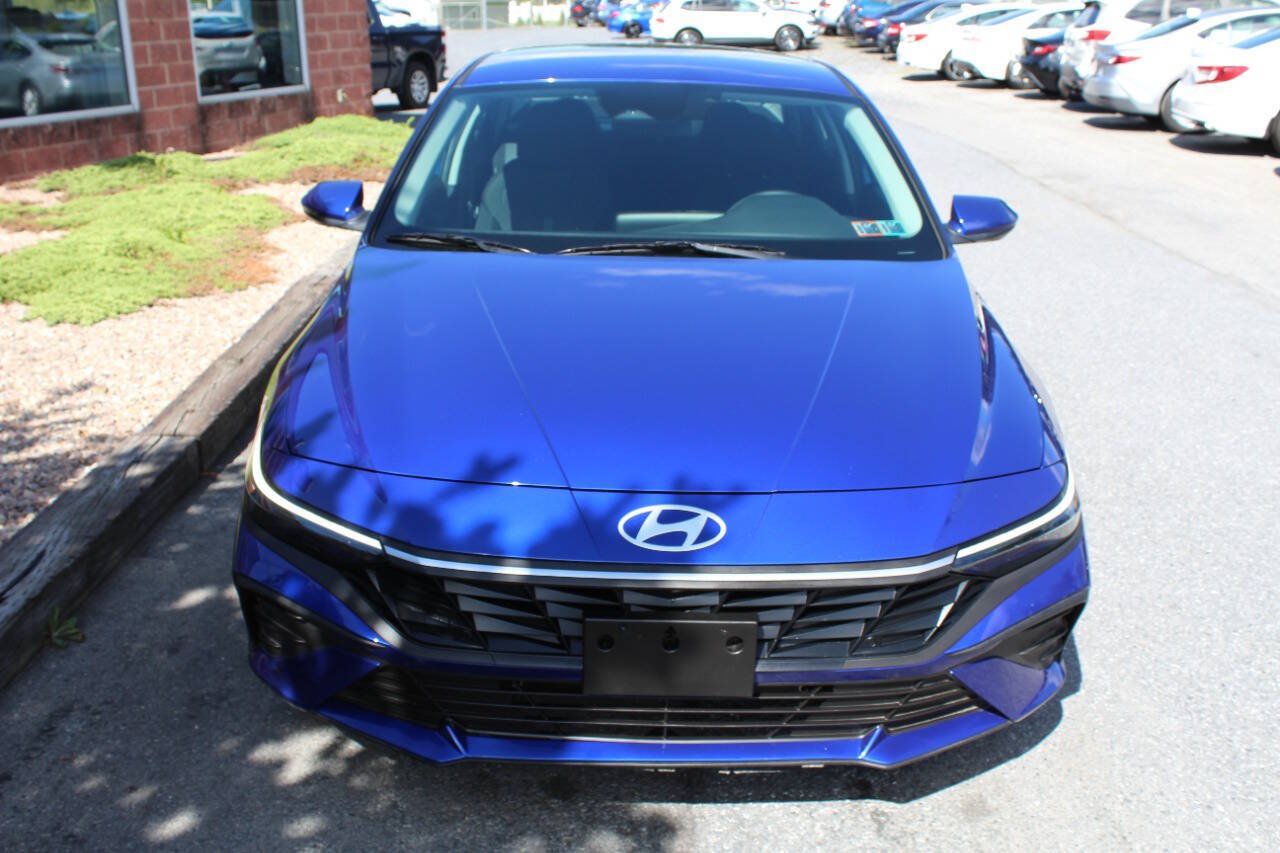 Used 2025 Hyundai Elantra SE FWD image 4
