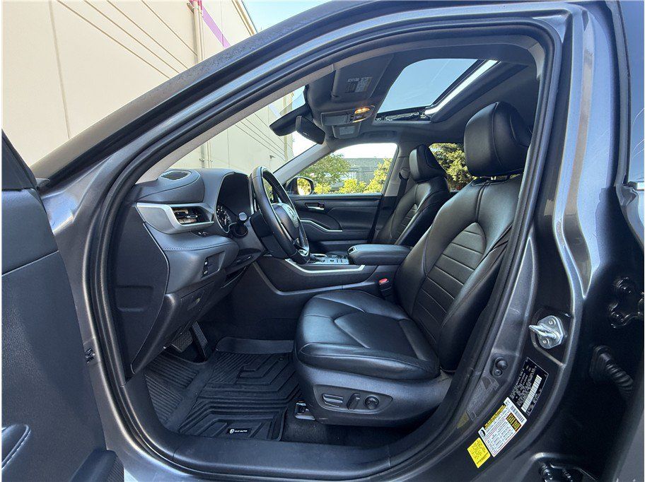 Used 2021 Toyota Highlander XLE AWD/4WD image 7