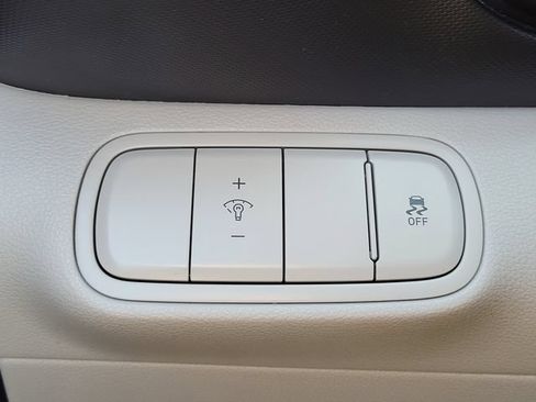 Used 2025 Hyundai Venue SEL FWD image 18