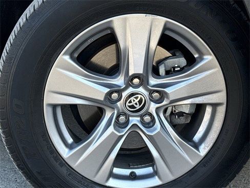 Used 2024 Toyota RAV4 XLE w/ Convenience Package image 10