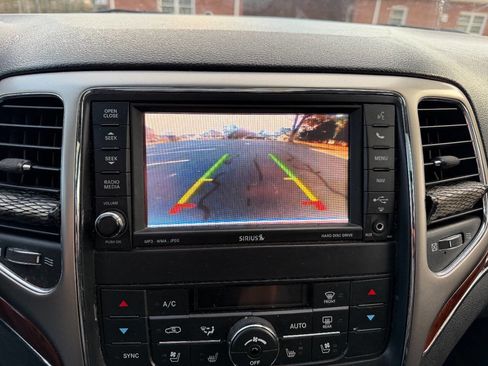 Used 2013 Jeep Grand Cherokee Limited w/ Advance Technology Group image 18