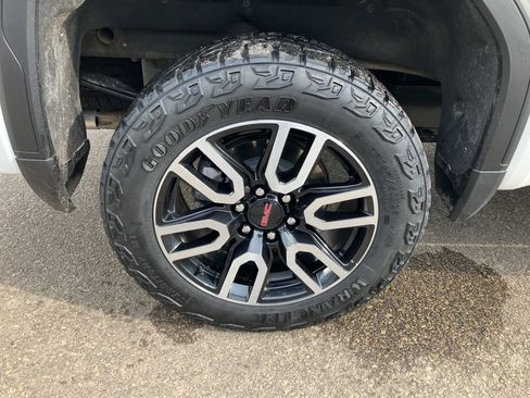 Used 2025 GMC Sierra 1500 AT4 w/ AT4 Premium Package AWD/4WD image 17