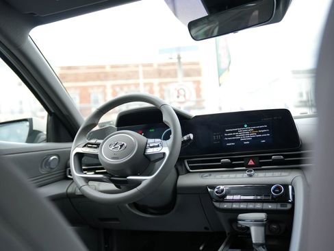 Used 2023 Hyundai Elantra SEL w/ Convenience Package image 16