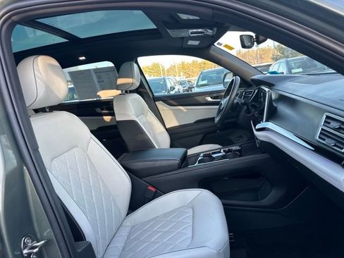 Used 2025 Volkswagen Atlas Cross Sport SEL Premium R-Line image 22