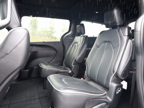 Used 2024 Chrysler Pacifica Limited w/ S Appearance Package image 28