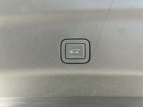 Used 2025 Chevrolet Tahoe High Country AWD/4WD image 12