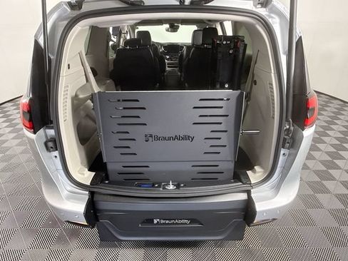 Used 2024 Chrysler Pacifica Touring-L FWD image 34