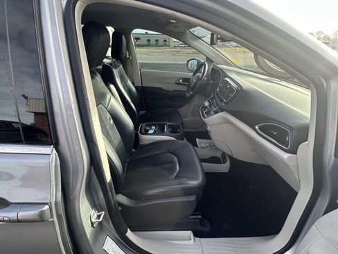 Used 2020 Chrysler Pacifica Touring-L image 39