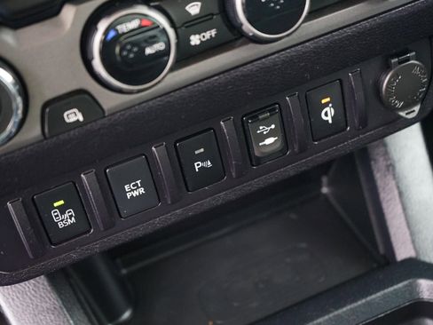 Used 2017 Toyota Tacoma TRD Off-Road AWD/4WD image 22