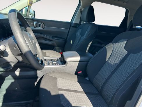 Used 2025 Kia Sorento LX image 9