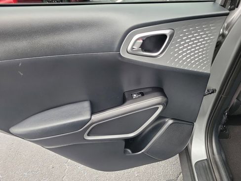 Used 2025 Kia Soul LX w/ LX Technology Package image 8