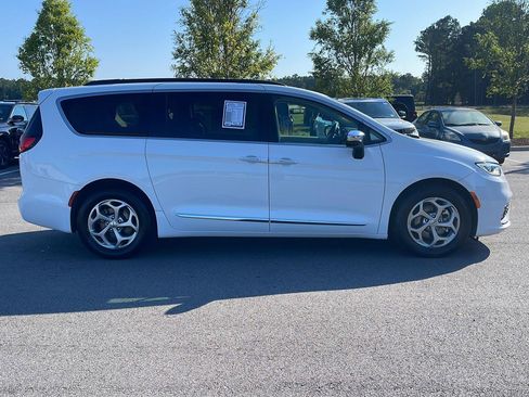 Used 2023 Chrysler Pacifica Limited FWD image 8