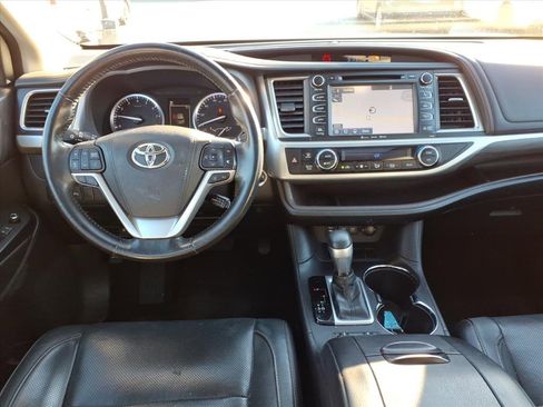 Used 2017 Toyota Highlander Limited image 11
