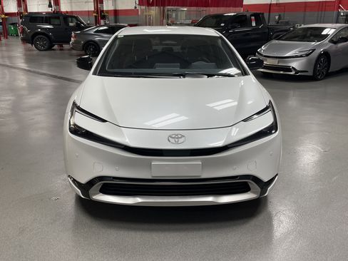 Used 2025 Toyota Prius Plug-In Hybrid FWD image 3