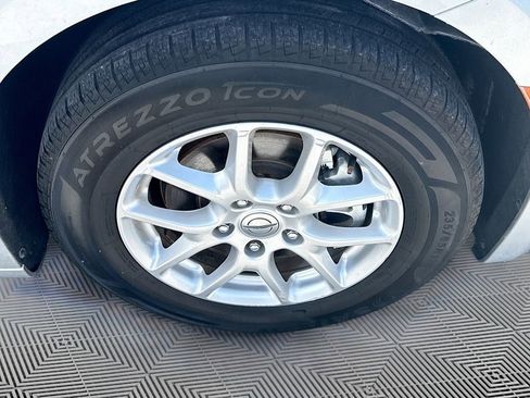 Used 2023 Chrysler Voyager LX image 32