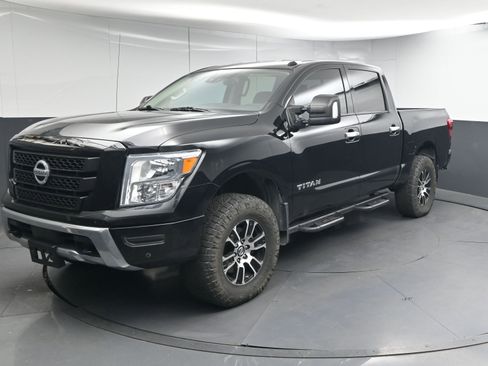 Used 2021 Nissan Titan SV w/ SV Convenience Package image 4