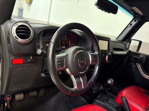 Used 2015 Jeep Wrangler Unlimited Rubicon image 18