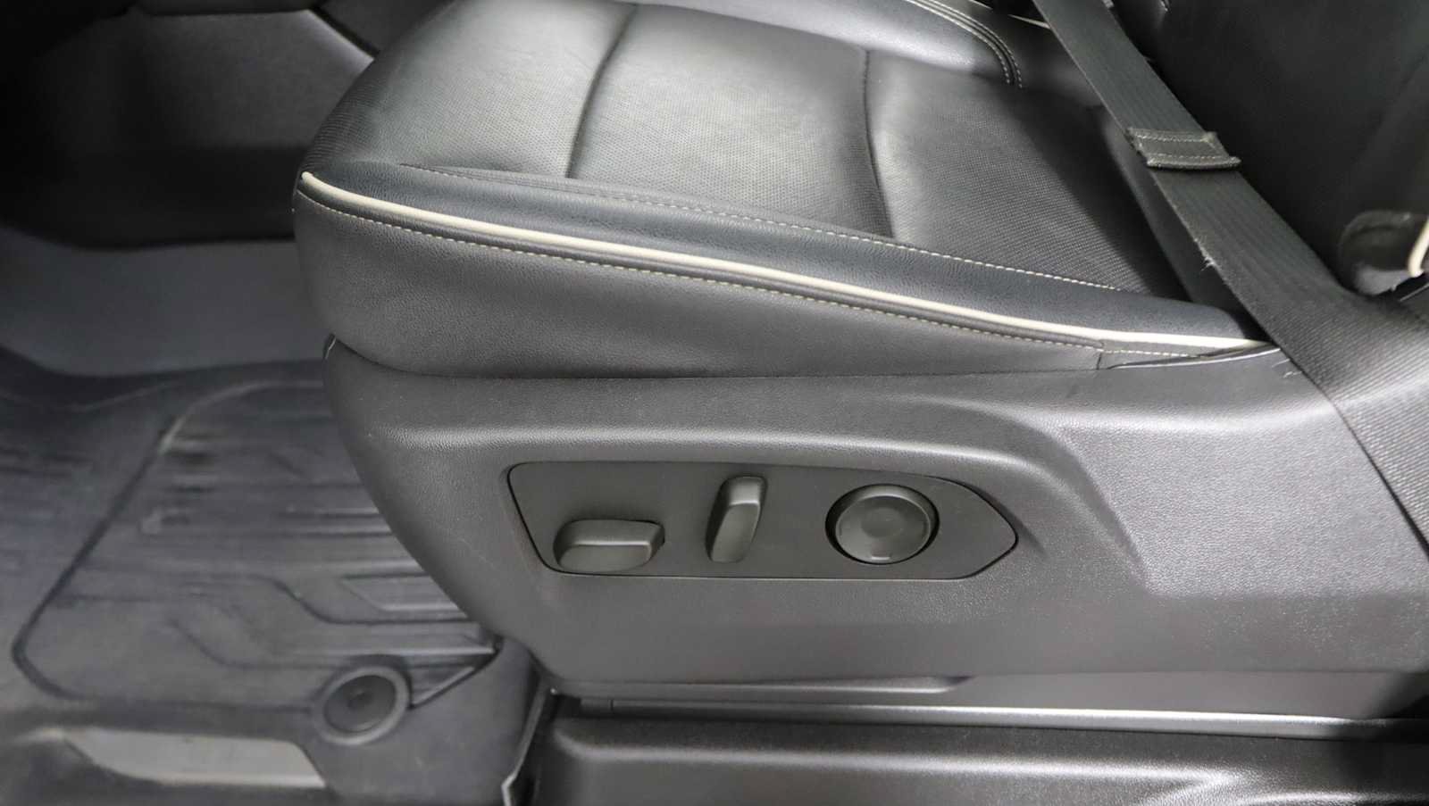Used 2025 GMC Yukon Elevation w/ Elevation Premium Package AWD/4WD image 19